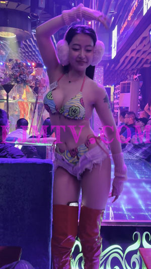 毛绒耳罩卡通比基尼白色热裤的过膝红色乳胶皮靴大奶妹妹-4K视频