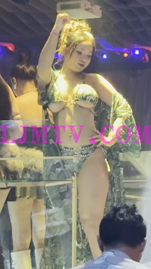 舞台上穿着火辣的DJ和跳舞的比基尼丰满白皮肤女孩-4K视频