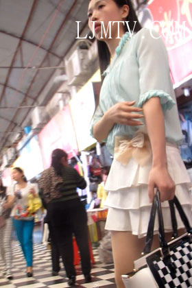 大忽悠2014.4.2【街拍丝袜忽悠CD】同一个化妆店去的次数太多已经被里面的骚货识破了忽悠清纯肉丝美女脱裤袜和长腿肉丝骚货大腿破了洞换大忽悠给的新丝袜2014.4.31 (4)(New1)