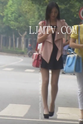 东厂街拍大忽悠买丝袜强袭抄底2013年9月合集09(31)
