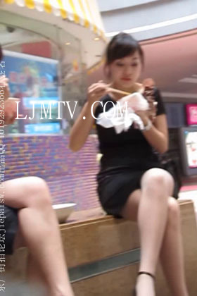 大忽悠街拍2013.1.14【忽悠】忽悠清纯化妆品店制服肉丝OL脱丝袜和包臀黄裙骚货裙子太短下面的沟都露出来了(1)