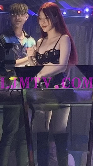 红色长发秀气的年轻女dj蕾丝奶罩皮质百褶裙黑色漆皮靴打碟-4K视频