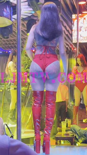 背部和臀部有纹身身材超棒红色比基尼红色过膝长靴女dancer-4K视频