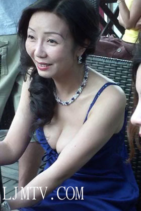 武汉汉正街的极品大腿抄底街拍第12集