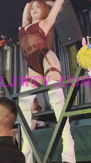 卡座上棕红色吊带透视高叉泳装过膝白靴大长腿跳舞女人-4K视频
