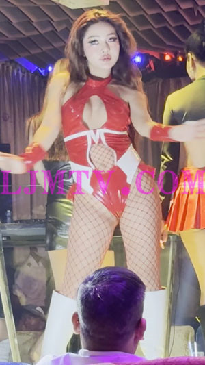 长发风情女人红色漆皮连体泳装红色大网渔网袜白皮靴骚舞-4K视频