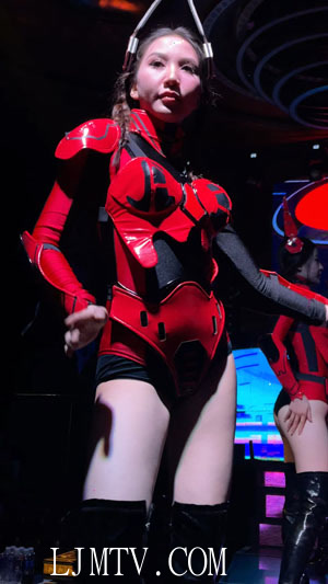 初音未来的红色铠甲光腿过膝乳胶皮靴舞女