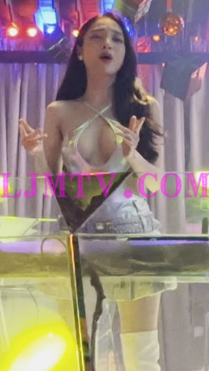 银色交叉吊脖短裙的白色过膝皮靴火辣少妇-4K视频