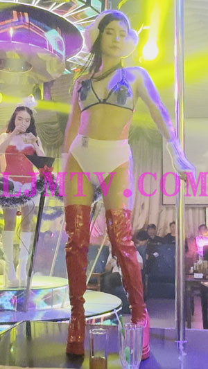 红色过膝漆皮靴的白色高腰裤毛绒耳罩女dancer-4K视频