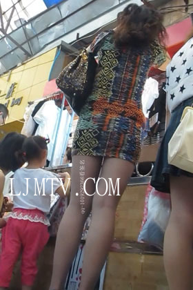 东厂街拍大忽悠买丝袜强袭抄底2013年4月-5.12-3